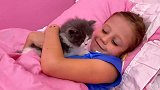 戴安娜照顾可爱的小猫咪