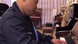 反差萌！粗犷大叔弹钢琴优美动听！网友：这是隐形的王者   可可爱爱