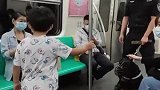 男孩地铁询问，想要摸一摸警犬，感觉很暖心