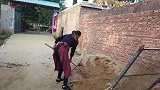 倔媳妇接到婆婆电话就回家，背起婆婆，婆婆不好意思了