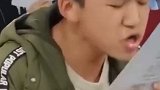 湖北恩施高三男生大汗淋漓背书。少年，你努力的样子真可爱。加油！