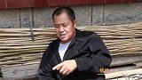老高借了老丁的钱一直未还，老丁去找老高要账，老高却装病不起床