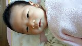 刚出生的女儿第17秒时向我抛了个媚眼，我的心都要酥了