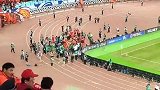 体育界第一流量！国足赛后被一群媒体记者包围