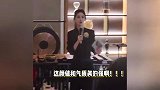 章泽天现身伦敦艺术展，全英文演讲气场强，黑西装又飒又美搞事业