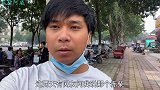 大叔出售巴掌大的鹿犬，因天冷冻得瑟瑟发抖！狗子眼神充满无助！