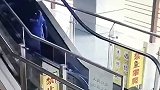行动不便的女子，乘坐自动扶梯时不慎摔倒