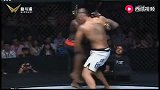 MMA铁骨硬汉级拳王也承受不住“爆裆”之痛，现场观众看到揪心疼
