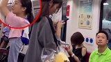 小伙地铁上搞笑打电话，可把大家给笑坏了