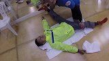 拳击-14年-实拍邹市明休息不忘压腿 坦言和妻子练瑜伽太难-新闻