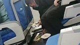 老人买盒饭，终于下定决心买了，结果吃一口全掉了