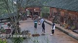 杨紫张艺兴一起烤鸡，看杨紫的表情，就知道大事不妙了