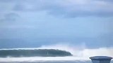 牛人遇上难得一遇的海浪，上前挑战惊呆众人