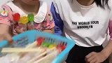 七彩童年：这个糖多大 啊