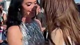 都是美女！水果姐与lisa世界杯见面直接抱抱亲亲