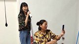 人靠衣装马靠鞍，大衣嫂打扮起来还挺漂亮，看上去瞬间年轻了好几