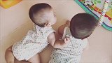 双胞胎宝宝练抬头，弟弟扶着哥哥的一幕超可爱，心都被萌化了！