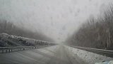 这就是大雪过后的高速路，还真有司机敢“拼命”！