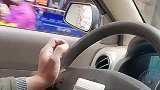 男子将汽车喇叭，改装成电控开关