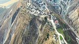 甘肃建在悬崖上的村庄，这造型像什么呢！