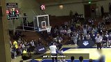 篮球-17年-库里看嗨了！球迷参加游戏玩心跳压哨超远三分-新闻