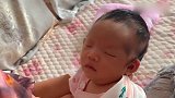 宝宝你到底是有多困啊，坐着都能睡也太厉害了吧