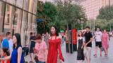 身高近2米的红裙小姐姐
