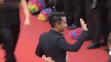 令人感慨！刘恺威活动碰面杨幂主动牵手，杨幂下意识搂住拥抱