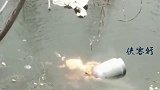 近日，河南一男子将着火煤气罐扔进池塘，结果煤气罐烧了一下午 消防提醒：钢瓶横向倒地，立即撤离报警安全第一