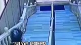 新疆：男子下楼梯摔倒瞬间端正坐姿，即便摔倒也要保住最后的体面