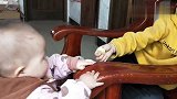 宝宝吃姐姐的零食，不给她还吵吵，吃到嘴里后，小舞跳起来！