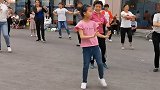 贵州一10岁女孩领跳广场舞称替爸“顶岗” 当老师感觉很自豪