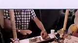 街头老板又出新的赚钱套路，球推倒盒子就能拿奖品