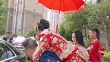 我们福建这边的习俗，从新娘的娘家出门，不能穿鞋，要老公或长辈背出来，上车后由弟弟或妹妹穿上鞋…接亲 结婚