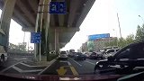实拍奥迪路口加塞，我没减速撞了上去，不废话报警吧！
