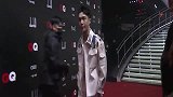 年度人物盛典红毯与采访，白马王子张艺兴白色造型亮相