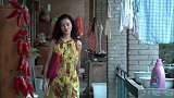 女邻居长得太漂亮，被小伙看中，没料下秒就吃瘪了