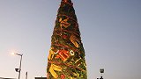 缅怀贝鲁特爆炸逝者致敬逆行者！黎巴嫩一圣诞树挂满消防员制服