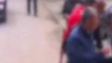 陕西一村庄大爷组团拦婚车要烟，被强行架走