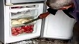 冷冻层结冰打不开，大爷用刀一顿砍