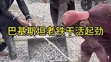 老铁们干的非常起劲，三人干一份的工作