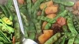 大片五花肉豆角焖面，老香了，用大铁锅做更美味