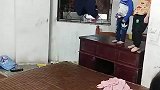 男孩跳上床，膝盖触床垫，狂喜