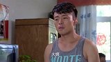大妈在床上躺着，小伙一眼看出她在装病