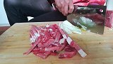 傻大妮儿和婆婆做了一锅肉丝面，丈夫回来吃光两大碗还馋