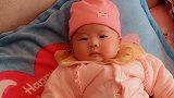 妈妈和小宝宝聊天，没想到宝宝看来看去的，小表情好逗啊！