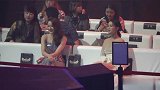 李沁上头条盛典颁奖，谁留意台下迪丽热巴的眼神？感情真假很明显