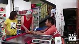 超市搞活动，挑战把鸡蛋立在桌子上，成功免单，秀姐一个妙招搞定