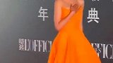宋祖儿只顾捂裙子，差点儿走过了站
