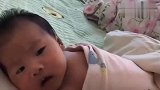 小宝宝躺在床上,接下来的表情好逗,宝宝你这是要干嘛啊
